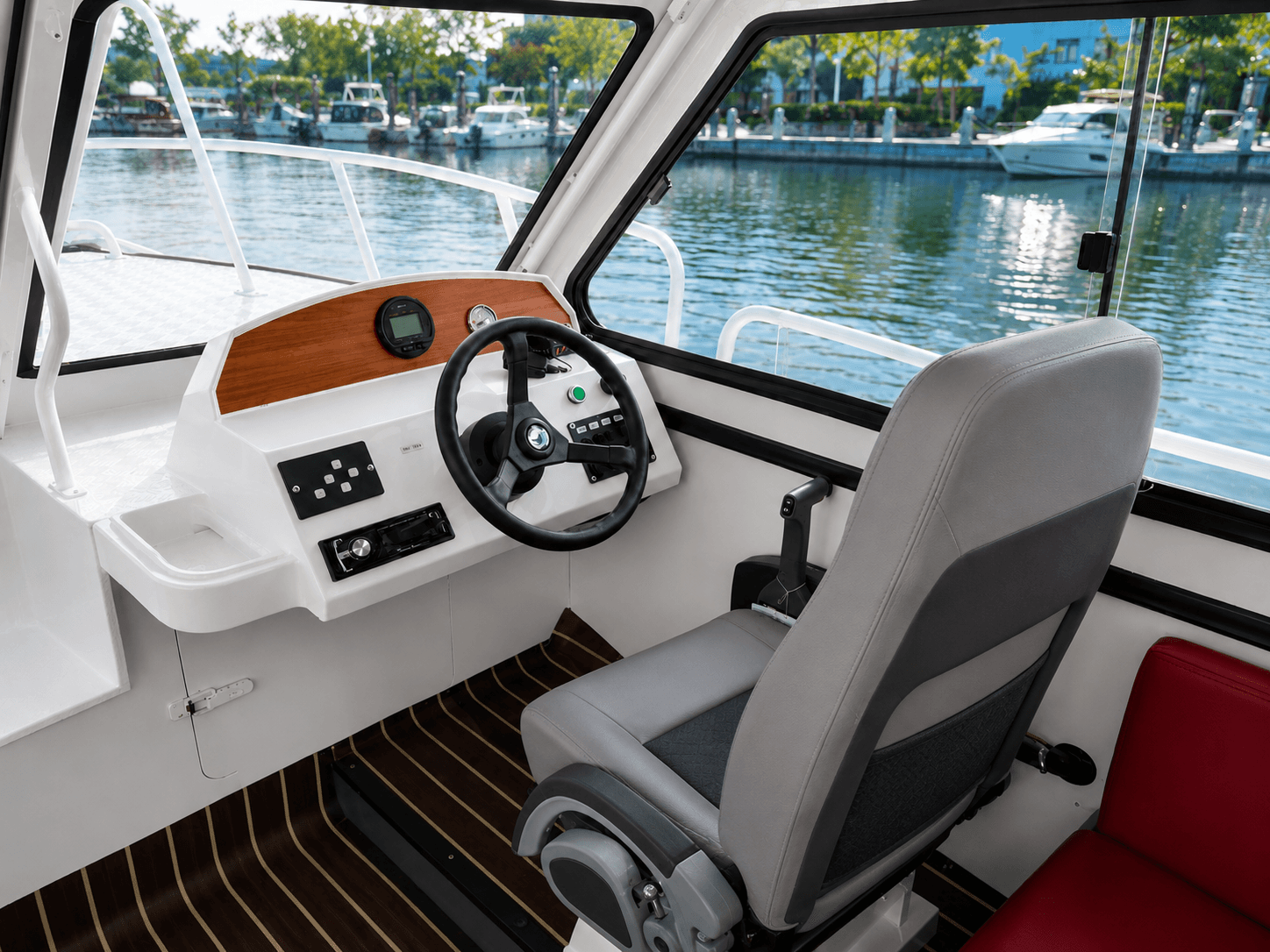 AL600B Full-Cabin Boat 4