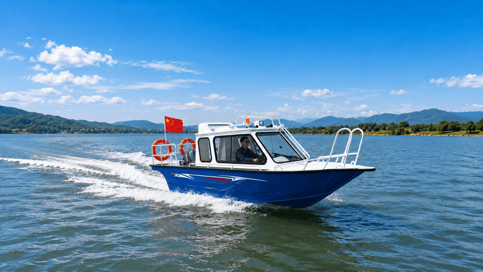 AL550Q Full-Cabin Boat 2