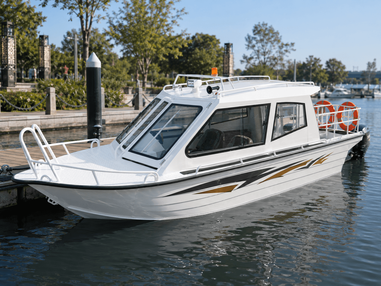 AL600B Full-Cabin Boat