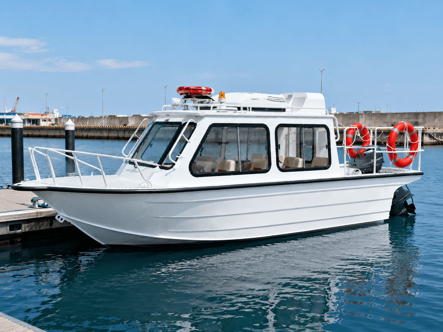 AL650W Full-Cabin Boat