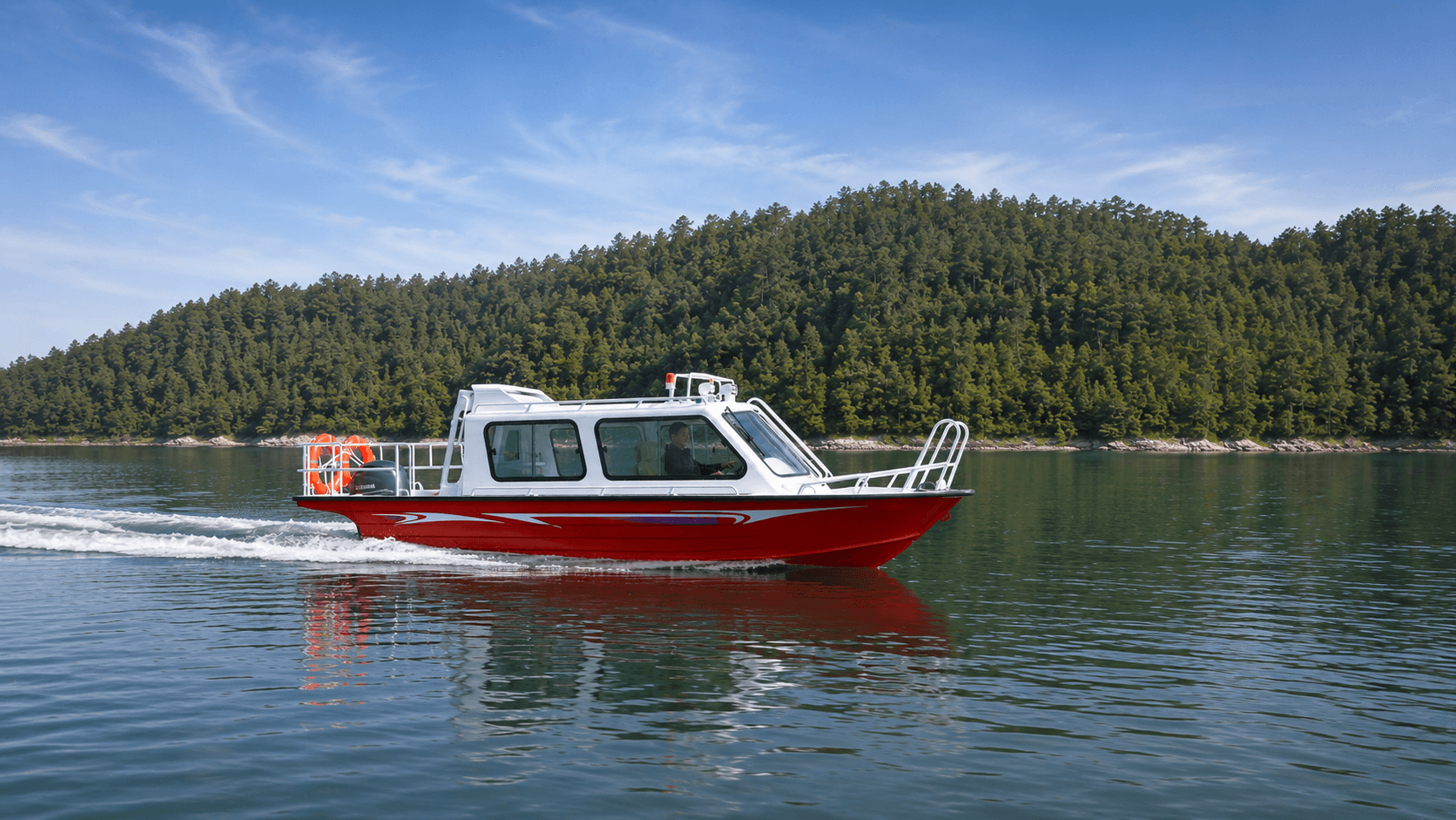 AL650Q Full-Cabin Boat