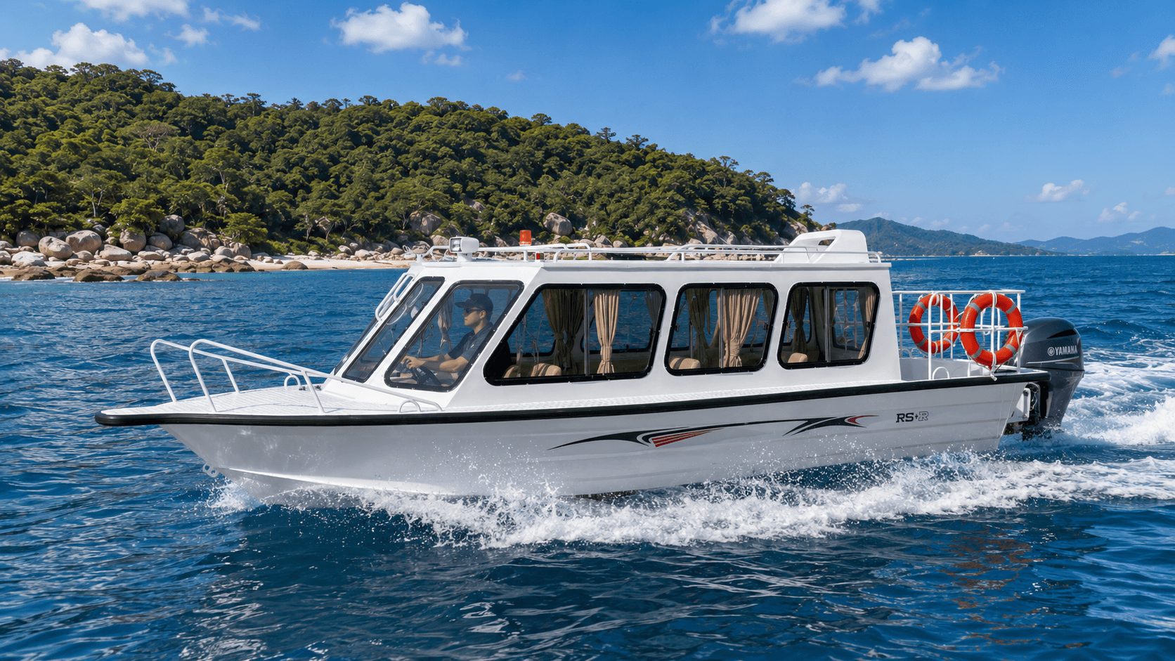 AL830W Full-Cabin Boat
