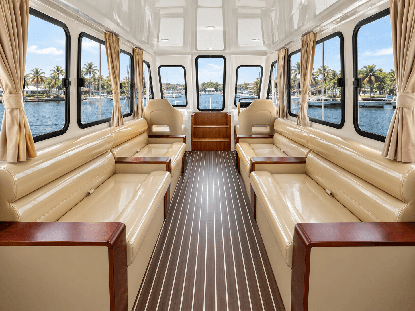 AL830W Full-Cabin Boat 2
